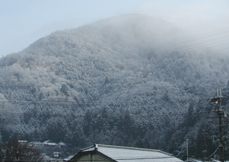 出発は雪景色。